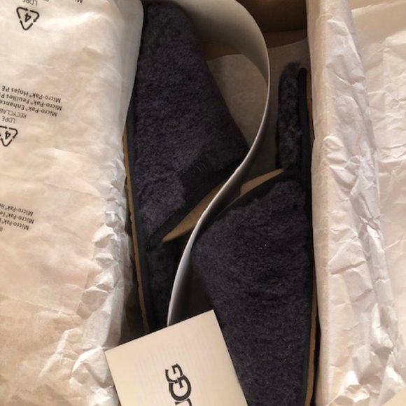 UGG Fluffette Navy Slipper. Size: 7, 8, 9, 12 - Picture 3 of 13